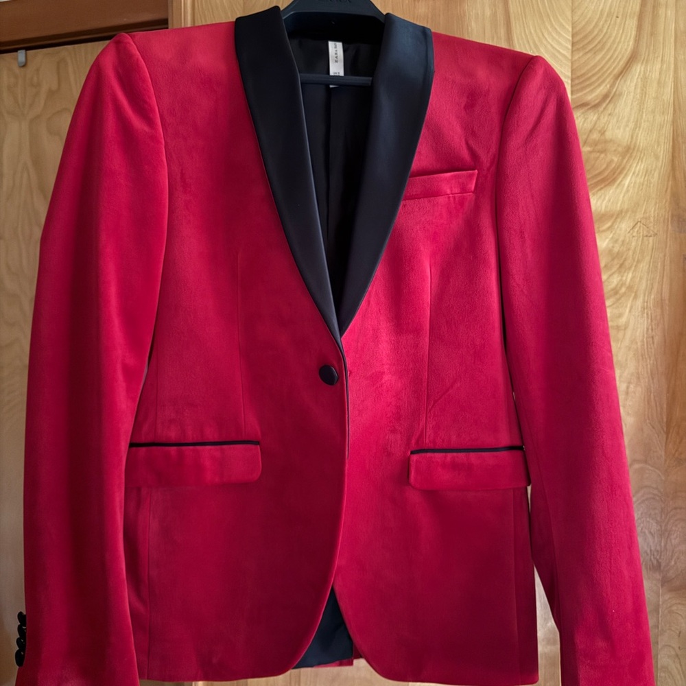 Perfect for the Holidays this sport coat goes well with many options!